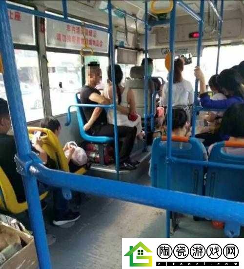 公交车上的尴尬瞬间：两人为何做出如此举动