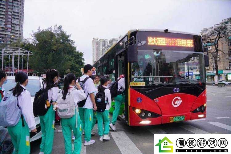 成为全校公交车的日常生活
